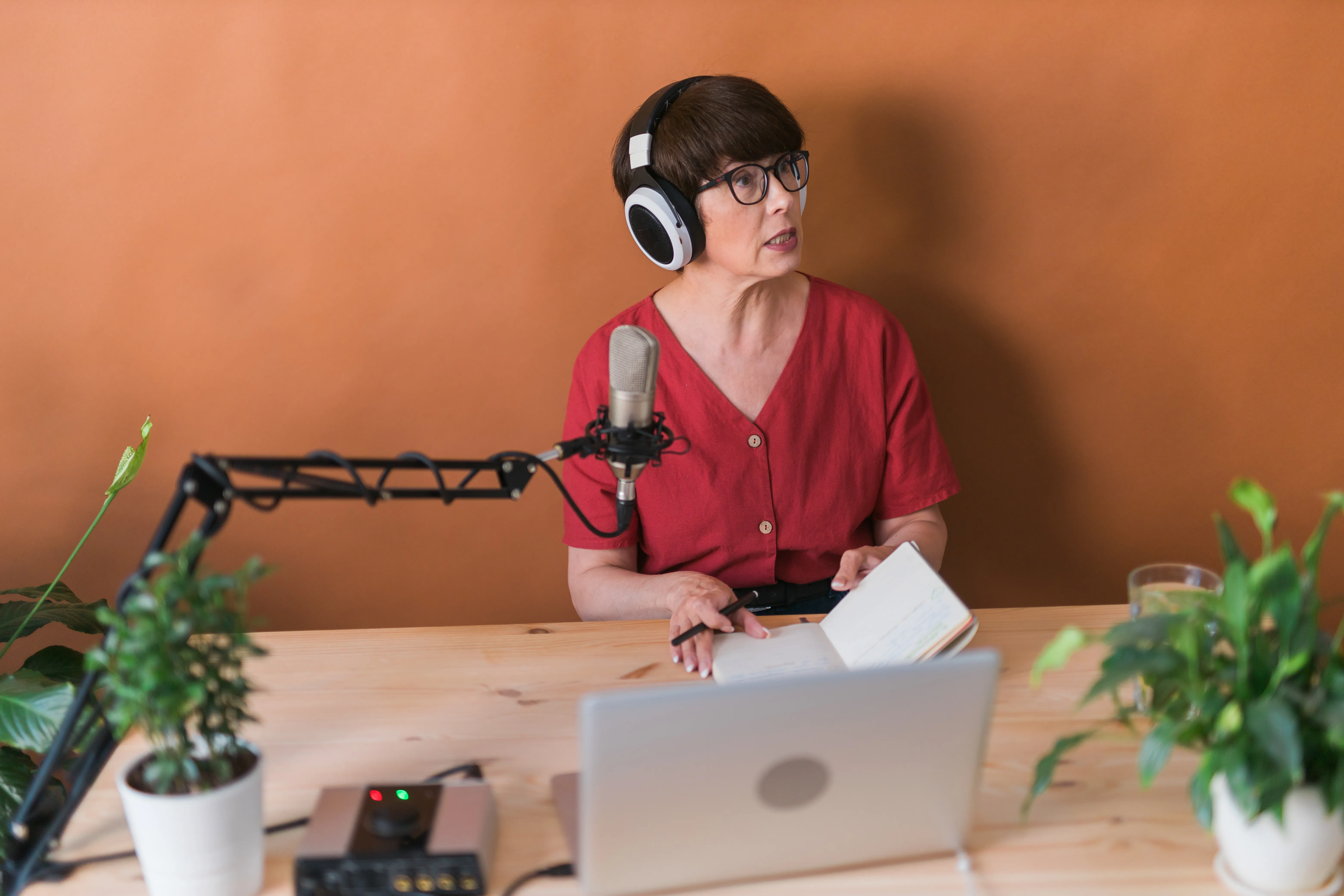 How to Be a Podcast Guest in the UAE: Borrow Other People’s Audiences to Grow Your Personal Brand